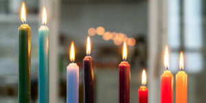 OJC – Schlanke, bunte Kerzen für die Liturgie der Sonntagbegrüßung mit Kindern