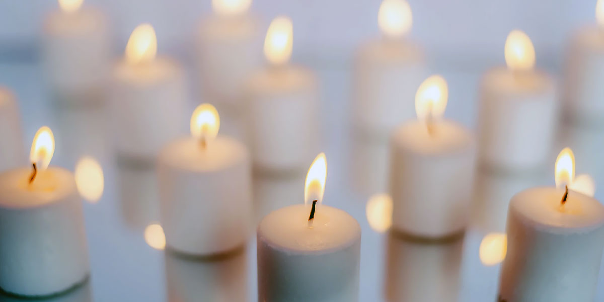 OJC – Kleine, weiße Kerzen für die Liturgie de Mittagsgebets