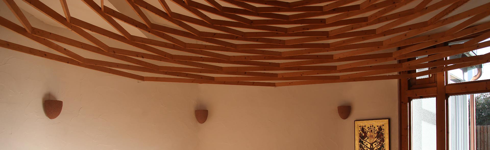 OJC Begegnen – Heller Kapelleraum, mit schöner Holz-Verstrebung an der Decke.
