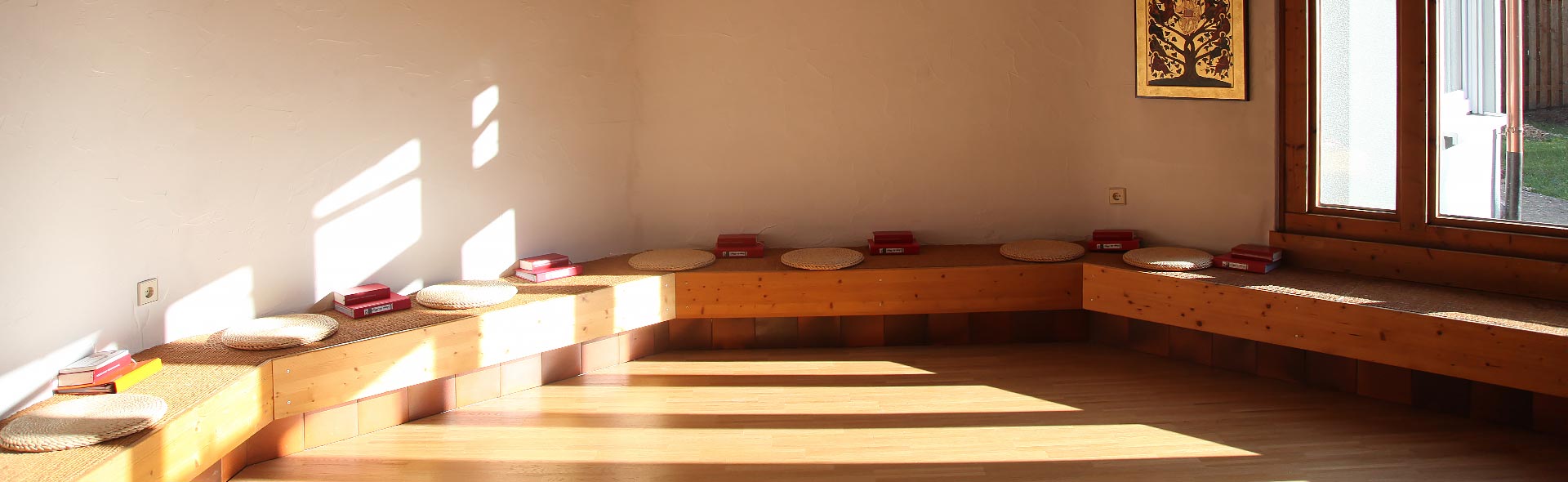 OJC Begegnen – Heller Kapelleraum, mit niederen Fenstern und Sitzbänken aus Holz.