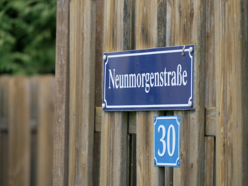 Schild: Neunmorgenstraße 30